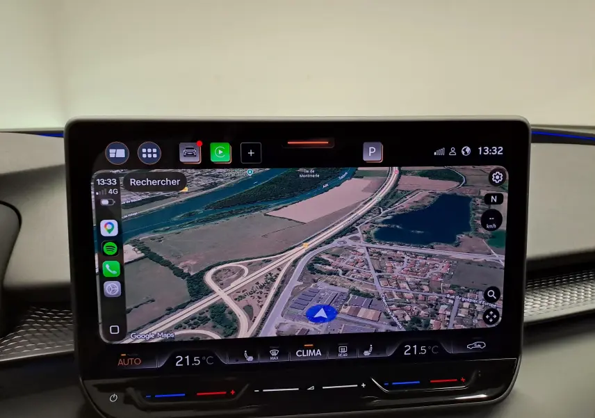 Écran tactile central du CUPRA TERRAMAR 2025 montrant la navigation GPS avec interface moderne et commandes climatiques intégrées.