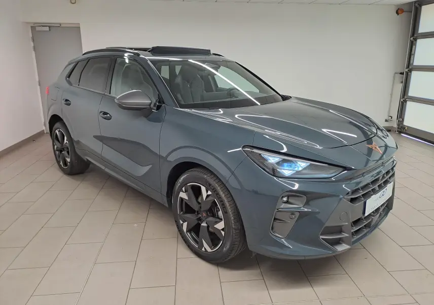Vue 3/4 avant droit du CUPRA TERRAMAR bleu Fjord avec toit ouvrant panoramique et jantes 19'' Spectrum usinées.