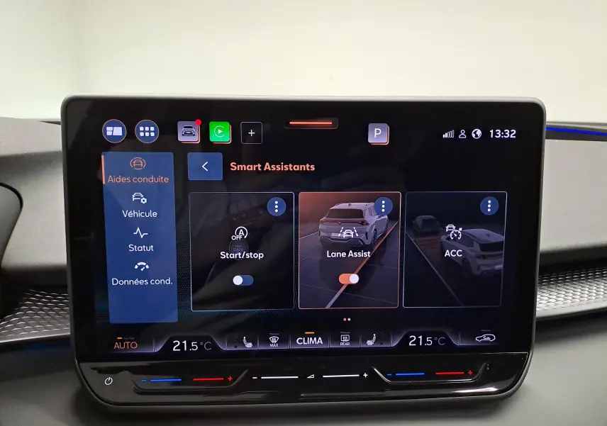 Écran tactile intérieur du CUPRA TERRAMAR 2025 affichant les assistants de conduite avec interface moderne et température à 21,5°C.