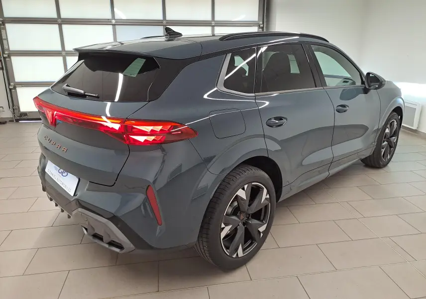 Vue 3/4 arrière droite du CUPRA TERRAMAR bleu Fjord avec jantes 19'' Spectrum et toit ouvrant panoramique visible.