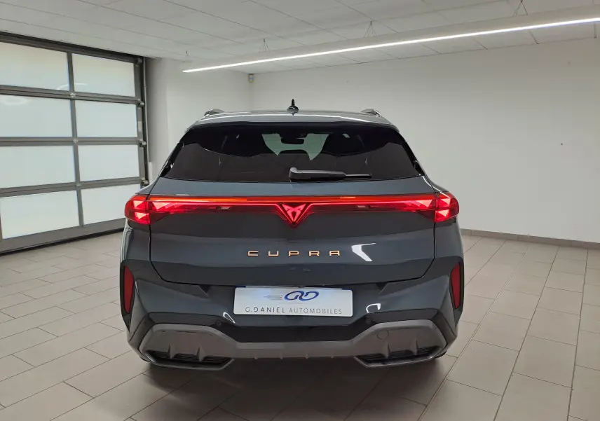 Vue arrière du CUPRA TERRAMAR bleu Fjord 2025 avec feux LED continus et logo CUPRA lumineux au centre.