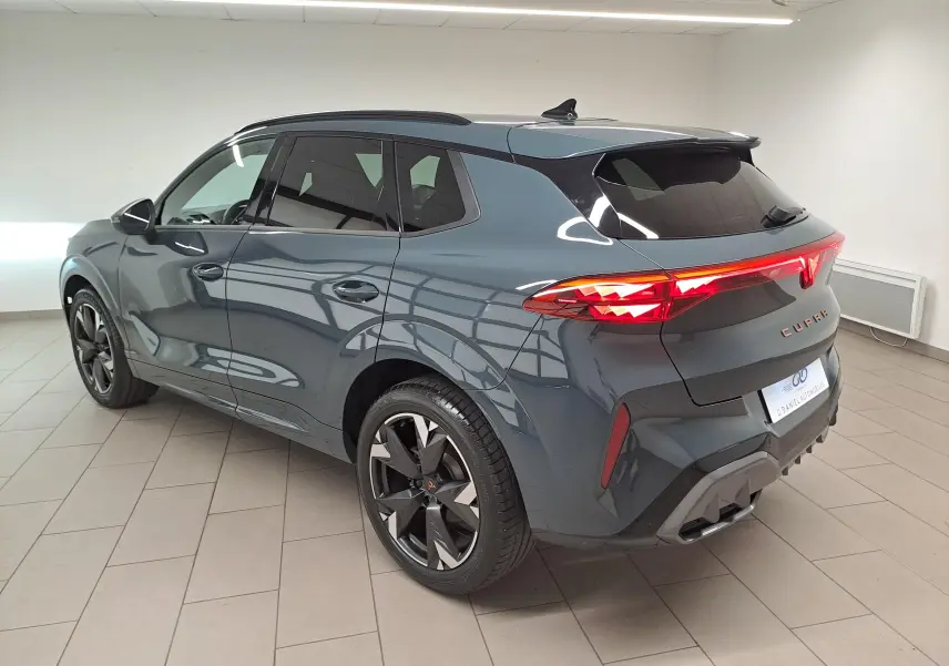 Vue 3/4 arrière droite du CUPRA TERRAMAR bleu Fjord avec toit ouvrant panoramique et jantes 19'' Spectrum usinées.