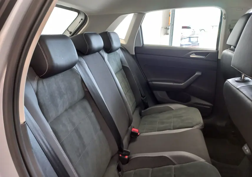 Vue intérieure côté gauche des sièges arrière en tissu noir avec surpiqûres blanches de la Volkswagen Polo 1.0 TSI 95 DSG7 Style 2026.