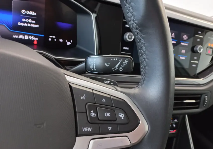 Vue rapprochée de l'intérieur du Volkswagen Polo 2026, montrant le volant noir et les commandes du tableau de bord.
