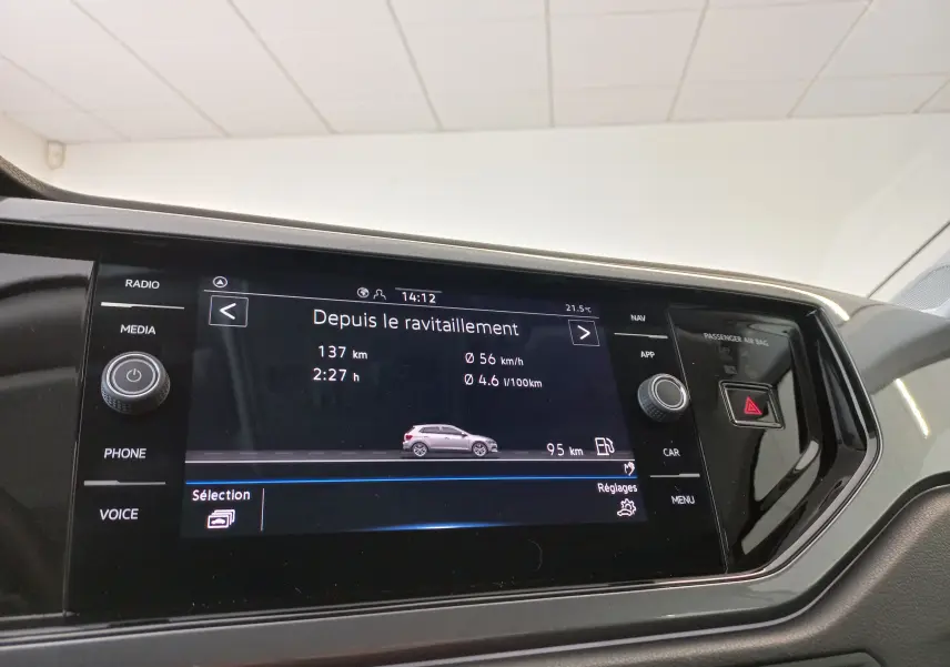 Écran de la radio-navigation de Volkswagen Polo Style 2026 affichant les données de trajet et consommation.