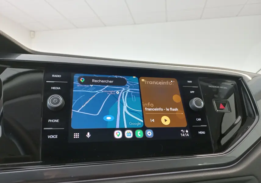 Vue rapprochée de l'écran tactile central du Volkswagen Polo 2026 affichant la navigation et la radio, intérieur noir.