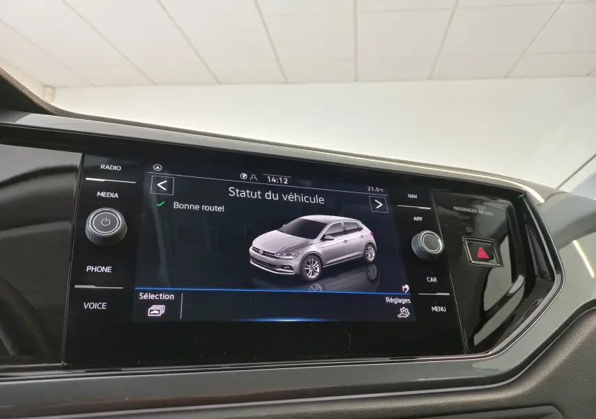 Écran de radionavigation affichant le statut d’un Volkswagen Polo 1.0 TSI 95 DSG7 Style en reflet d’argent.
