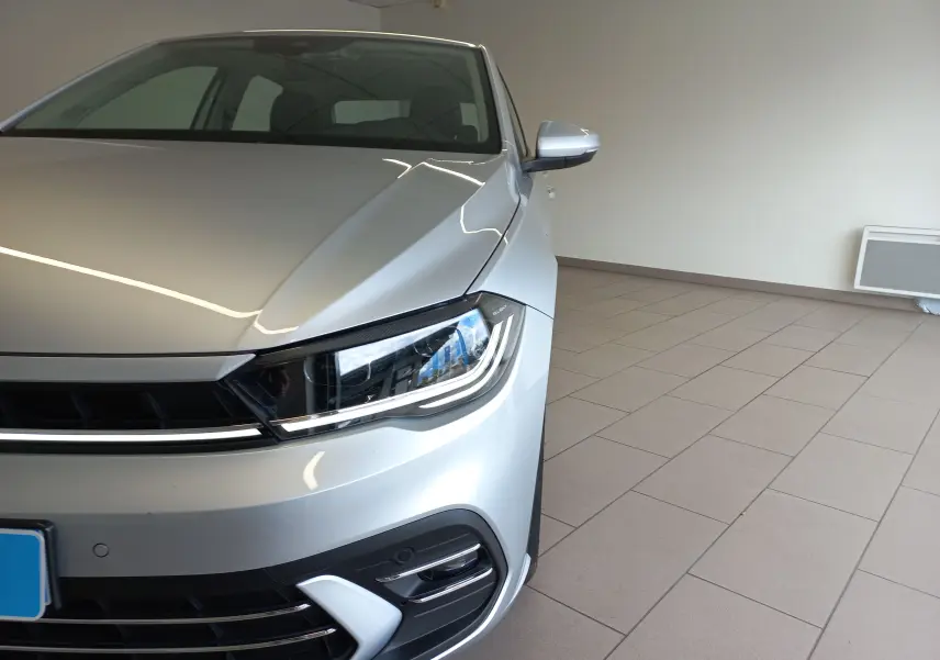 Vue 3/4 avant droit d'une Volkswagen Polo 2026 argentée mettant en valeur son phare LED et sa calandre moderne.