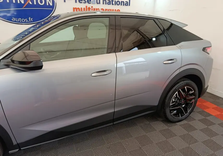 Profil côté gauche du Peugeot 3008 gris clair 2025 avec jantes noires et toit noir contrasté.