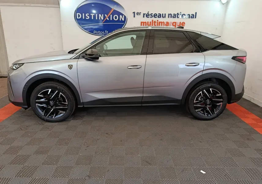 Profil côté gauche d'un Peugeot 3008 gris clair 2025 avec jantes noires et toit noir dans un showroom