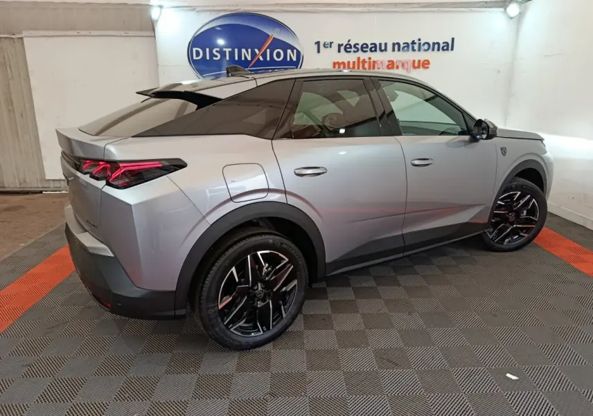 Peugeot 3008 1.2 HYBRID 145 GT gris clair vu de trois quarts arrière droit avec jantes noires brillantes