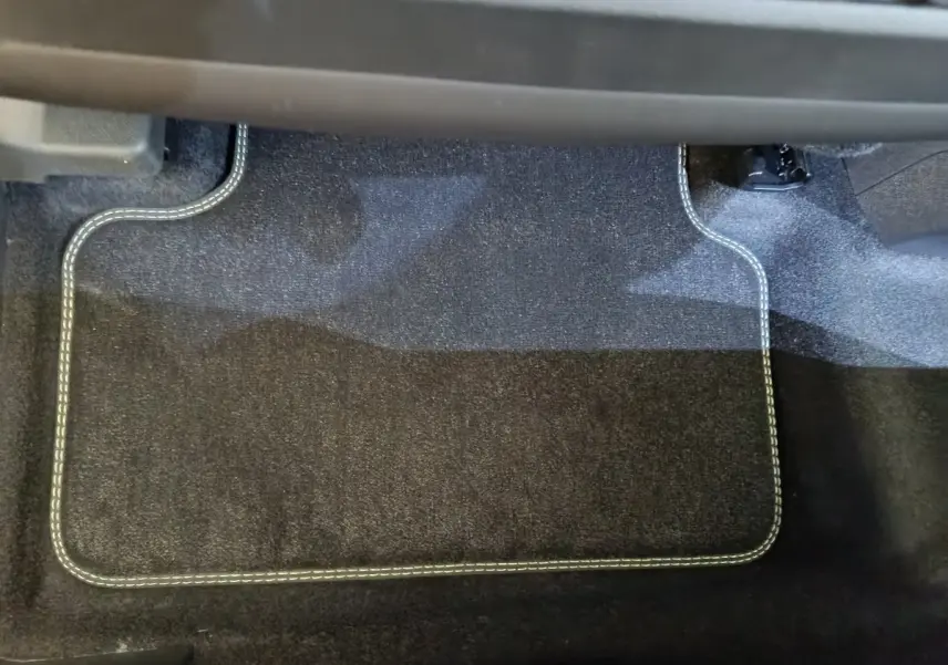 Tapis de sol noir avec surpiqûres blanches côté conducteur du Peugeot 3008 1.2 Hybrid 145 GT 2025.