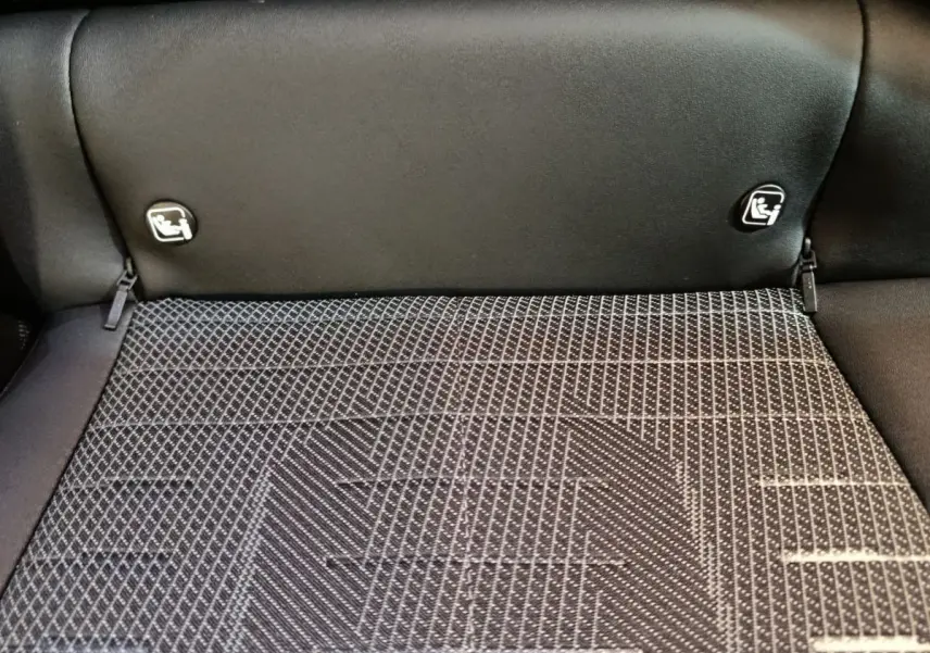 Gros plan sur la banquette arrière noire du coffre du Peugeot 3008 gris clair, avec attaches Isofix visibles.