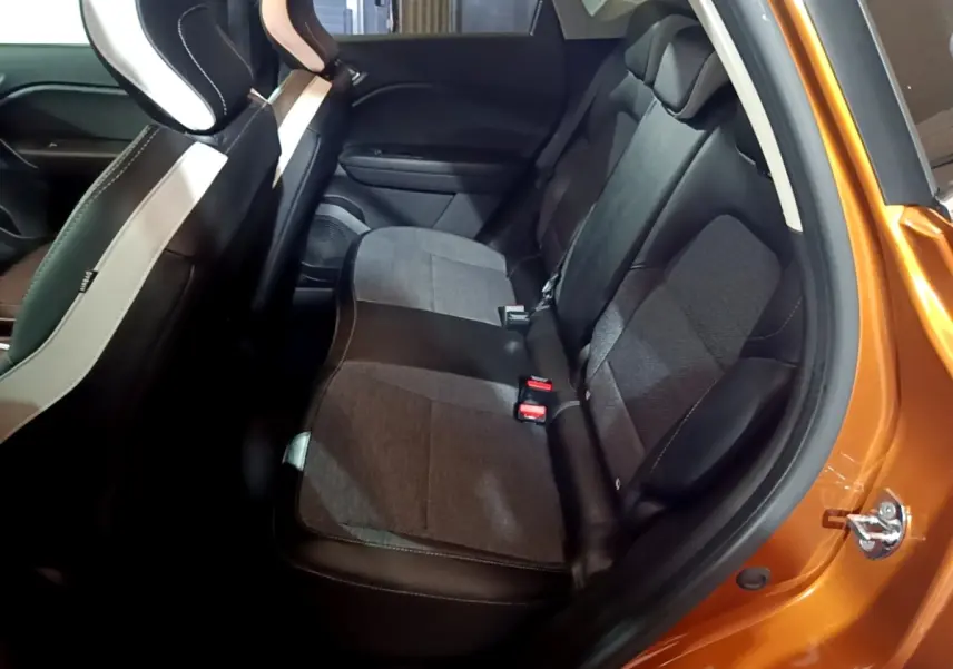 Vue intérieure côté droit sur la banquette arrière gris foncé avec cuir et tissu du Renault Captur jaune 2020 Intens Blue dCi.