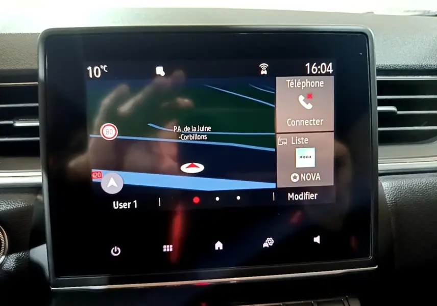 Écran tactile central du tableau de bord du Renault Captur Intens affichant la navigation et les options téléphone à 16h04.