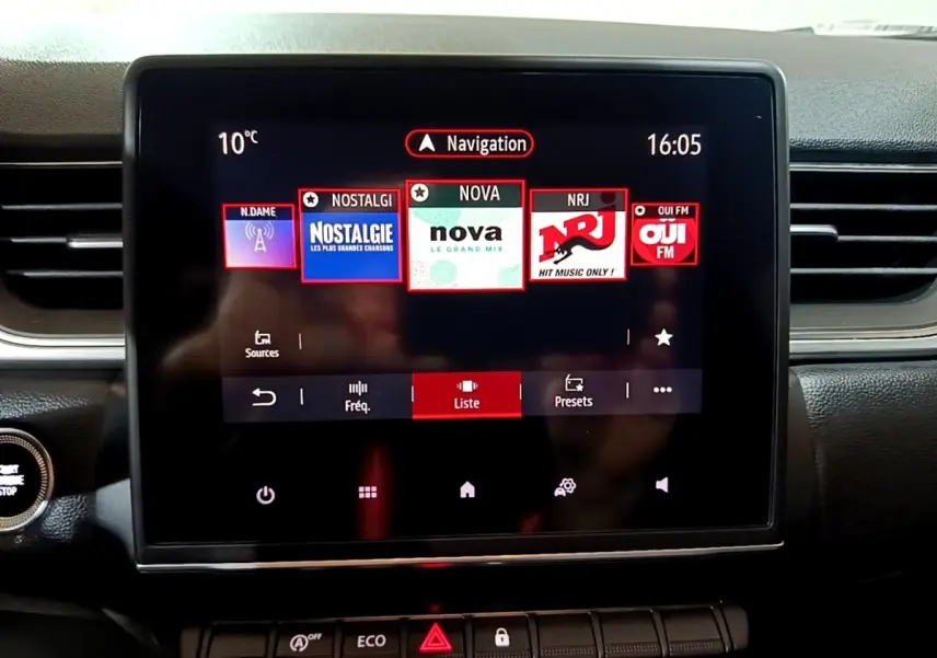 Écran tactile central du tableau de bord du Renault Captur Intens jaune, affichant les radios FM avec interface moderne.