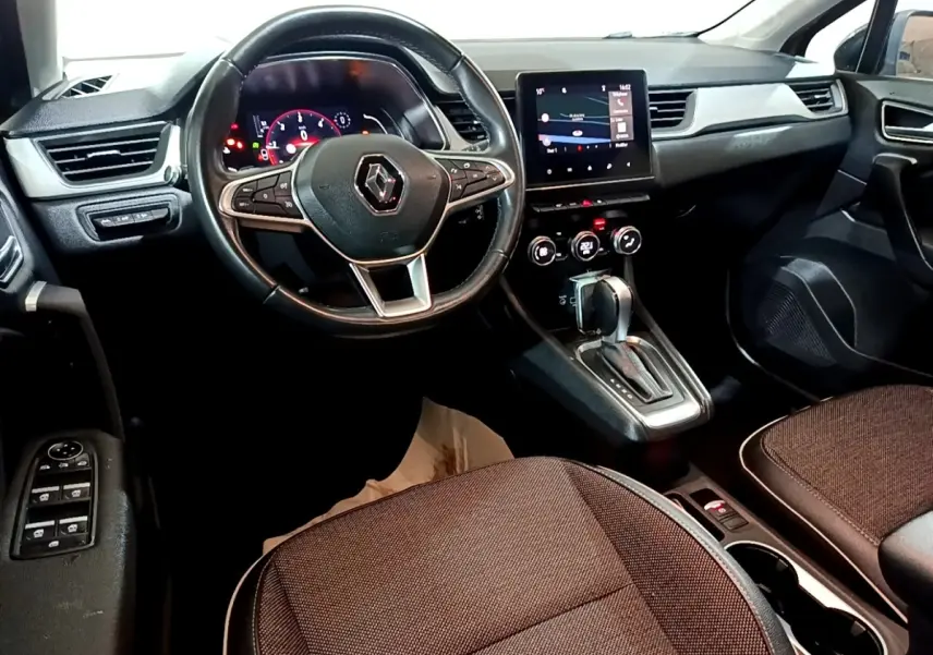 Vue intérieure côté conducteur du tableau de bord noir et volant cuir du Renault Captur Intens 2020.