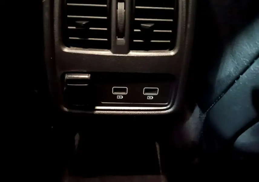 Vue rapprochée des ports USB arrière et prise 12V du Renault Captur Intens jaune 2020, intérieur noir.