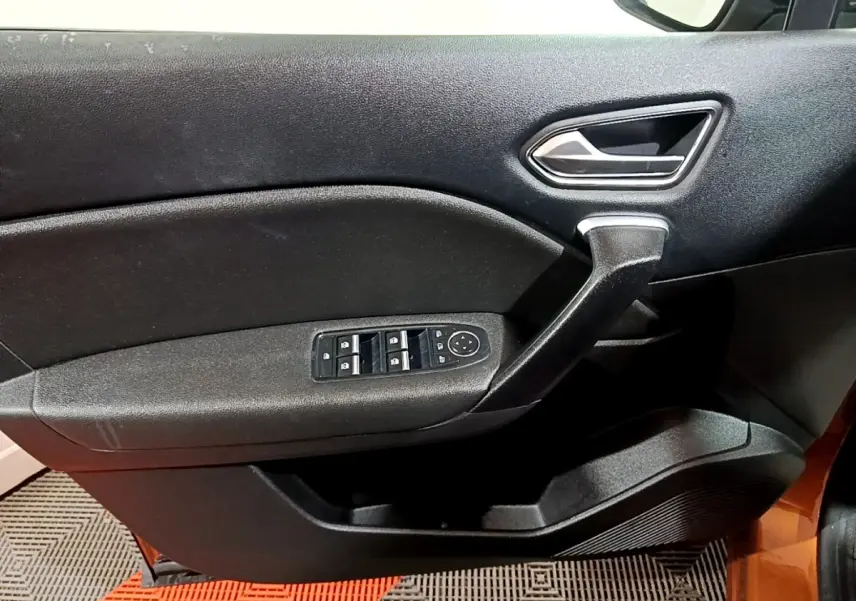 Gros plan sur la porte avant gauche noire du Renault Captur Intens 2020, avec commandes des vitres et poignée intégrée.