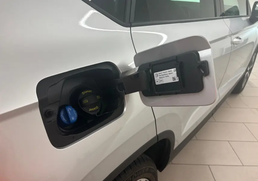 Vue rapprochée du côté gauche arrière d’un SEAT Ateca Argent Reflex montrant la trappe à carburant diesel ouverte.