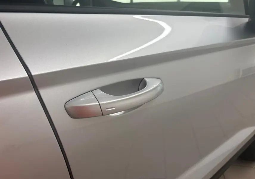 Poignée de porte côté gauche d'un SEAT Ateca 2025 Argent Reflex avec peinture métallisée brillante.