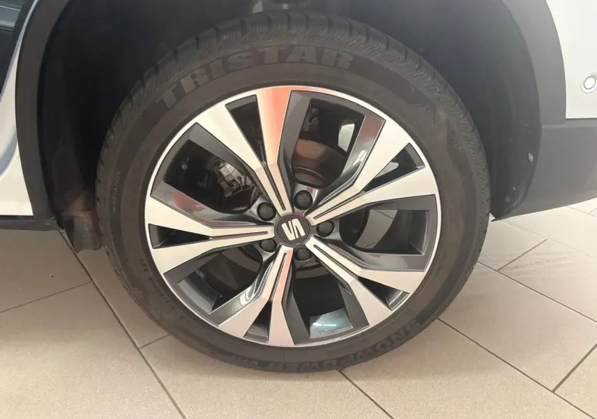 Gros plan sur la jante alliage 18'' usinée du SEAT Ateca 2.0 TDI 150 DSG7 en Argent Reflex.