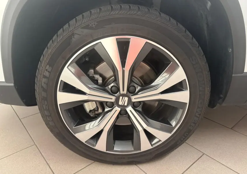 Gros plan sur la jante alliage 18'' usinée du côté avant droit du SEAT Ateca Argent Reflex 2025.