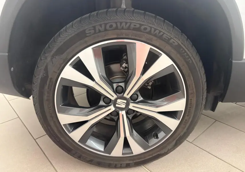 Gros plan sur la jante alliage 18'' usinée du SEAT Ateca 2.0 TDI 150 DSG7 Copa en Argent Reflex.