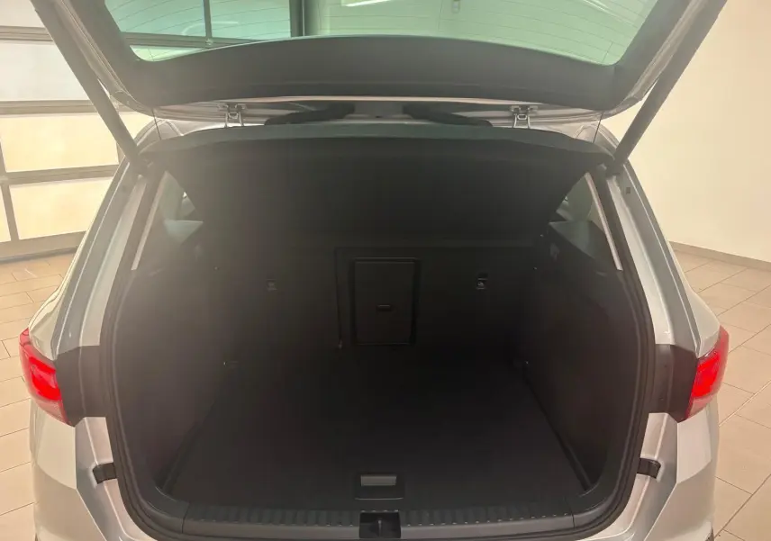Vue arrière du coffre ouvert du SEAT Ateca 2.0 TDI 150 DSG7 Copa en argent métallisé Reflex, intérieur noir.