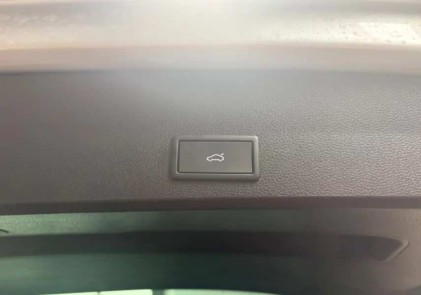Bouton d'ouverture électrique du hayon sur la partie intérieure du coffre du SEAT Ateca 2.0 TDI 150 DSG7 Copa.