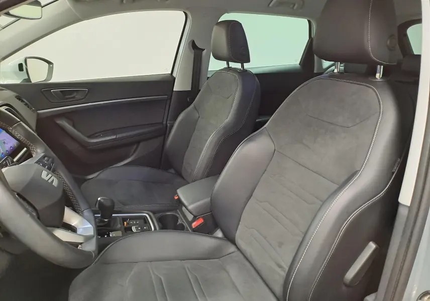 Vue intérieure côté conducteur du SEAT Ateca 2.0 TDI 150 DSG7 COPA avec sièges en cuir et alcantara noirs.