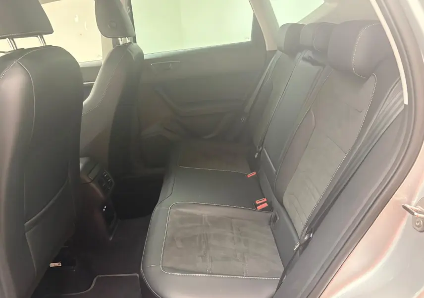 Vue intérieure côté droit montrant les sièges arrière en cuir noir et alcantara du SEAT Ateca 2025.