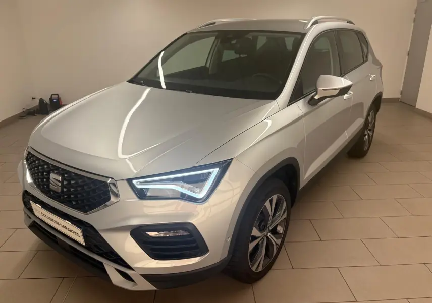 Vue 3/4 avant droite du SEAT Ateca 2.0 TDI 150 DSG7 Copa en Argent Reflex avec jantes alliage 18 pouces.
