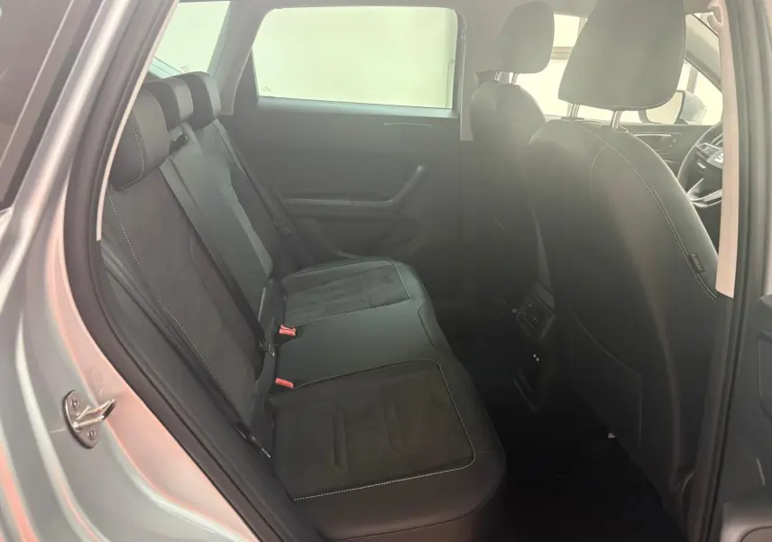 Vue intérieure côté gauche montrant la banquette arrière en cuir noir du SEAT Ateca 2025 Argent Reflex.