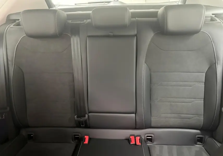 Vue intérieure des sièges arrière en cuir noir avec surpiqûres blanches du SEAT Ateca 2025, version 2.0 TDI DSG7 COPA.