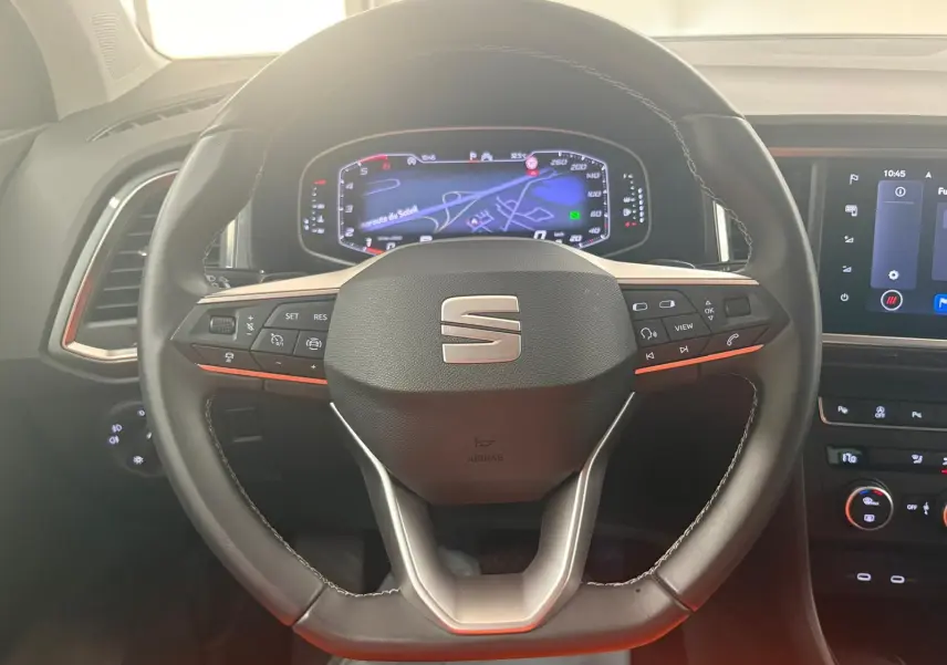 Vue rapprochée du volant multifonction noir avec logo SEAT et tableau de bord numérique du SEAT Ateca 2025.