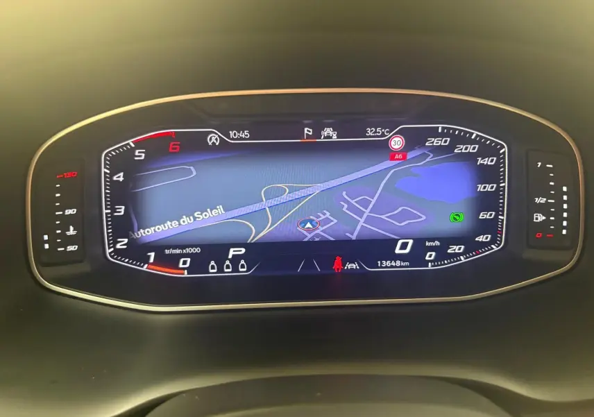 Tableau de bord numérique du SEAT Ateca 2025 affichant la navigation et les informations de conduite.