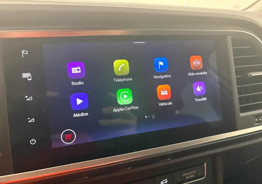Écran tactile central du tableau de bord du SEAT Ateca 2025 affichant les icônes Radio, Téléphone, Navigation et Apple CarPlay.