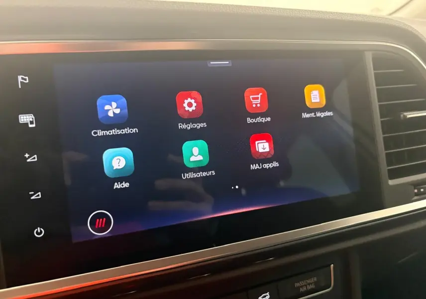 Vue de face du SEAT Ateca 2.0 TDI 150 DSG7 Copa en Argent Reflex, avec jantes alliage 18 pouces visibles.