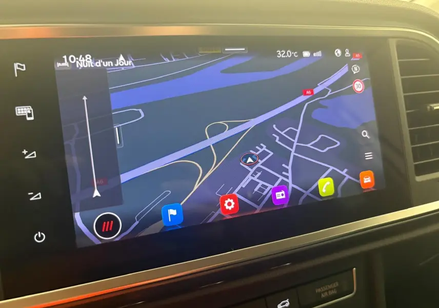 Écran tactile du système de navigation du SEAT Ateca 2.0 TDI 150 DSG7 Copa, affichant une carte en couleurs.