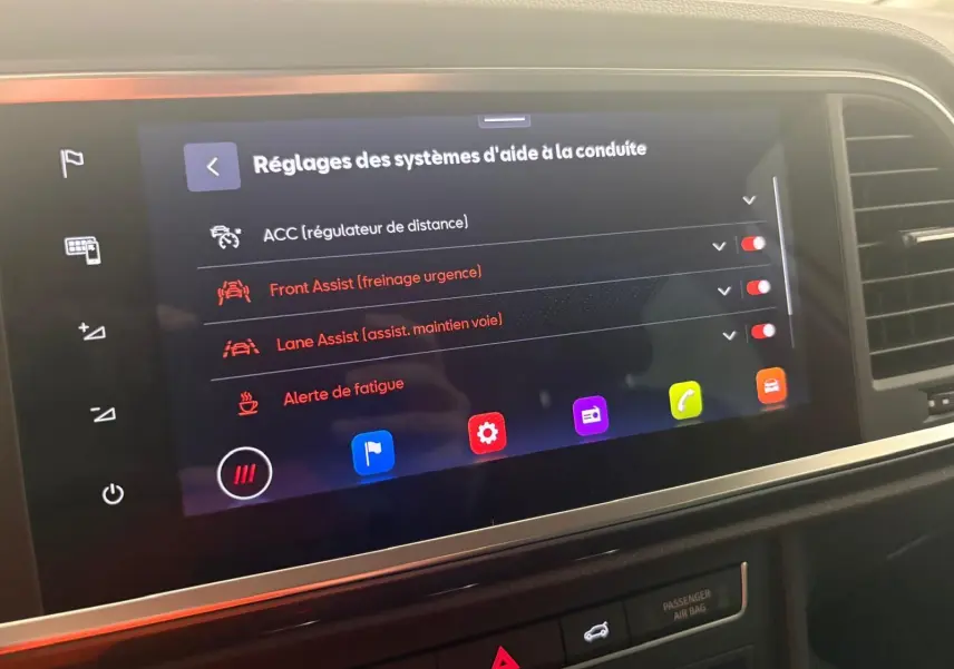 Écran tactile intérieur du SEAT Ateca 2025 affichant les réglages d’aide à la conduite, avec tableau de bord noir.