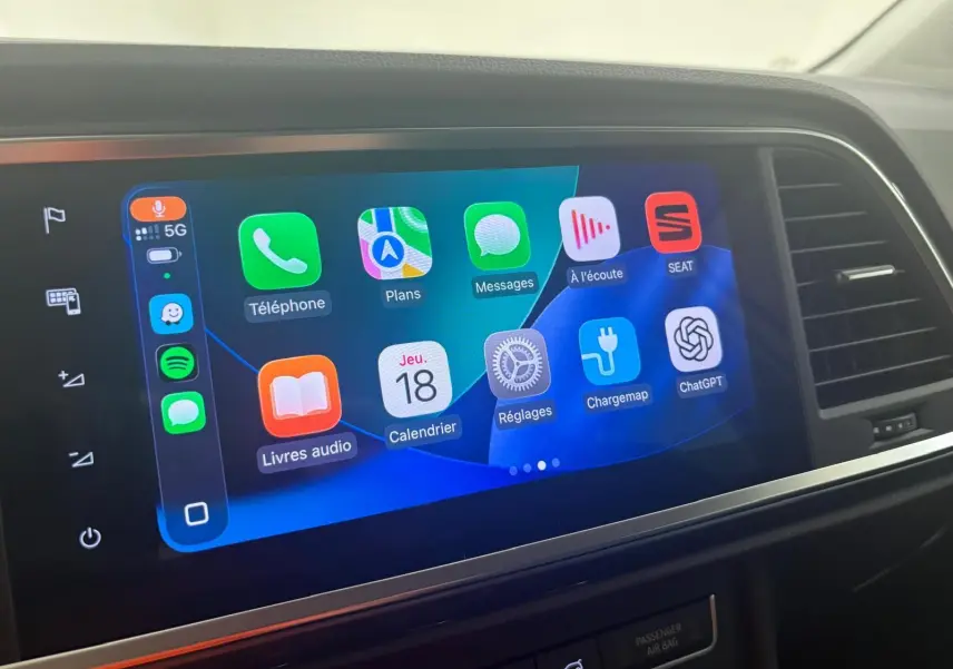 Écran tactile central du tableau de bord du SEAT Ateca 2025 affichant les applications connectées.