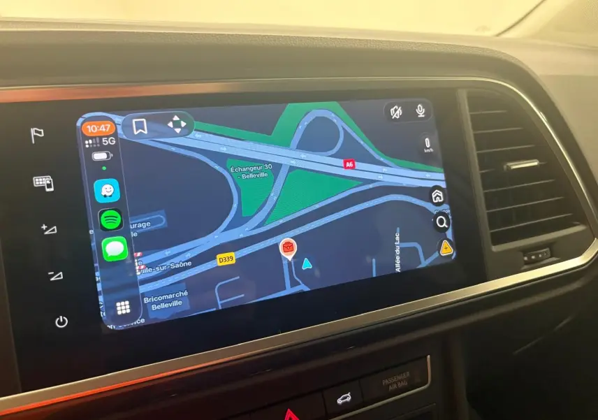 Écran tactile central du SEAT Ateca 2025 affichant la navigation GPS avec interface connectée, intérieur noir.