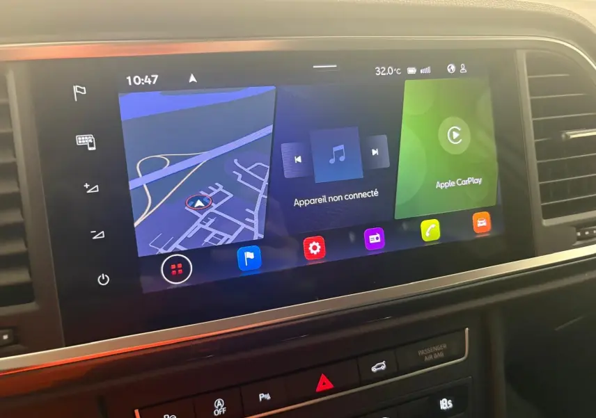 Vue rapprochée de l’écran tactile central du SEAT Ateca 2025 affichant la navigation et Apple CarPlay.