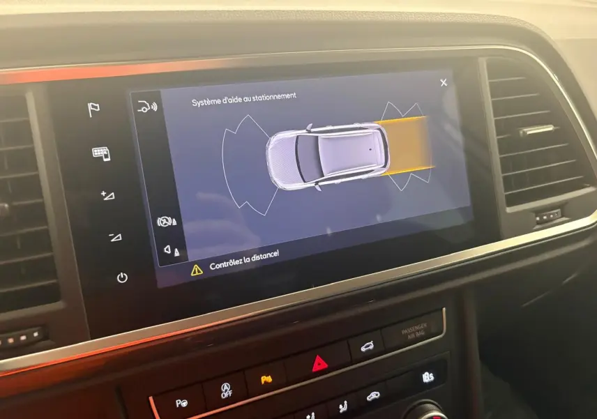 Écran intérieur du système d'aide au stationnement du SEAT Ateca 2.0 TDI 150 DSG7 Copa, affichage digital moderne.