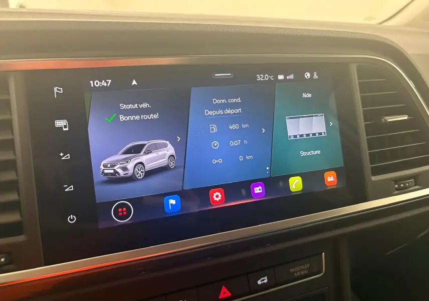 Écran tactile intérieur affichant les données de conduite du SEAT Ateca 2.0 TDI 150 DSG7 Copa en Argent Reflex.