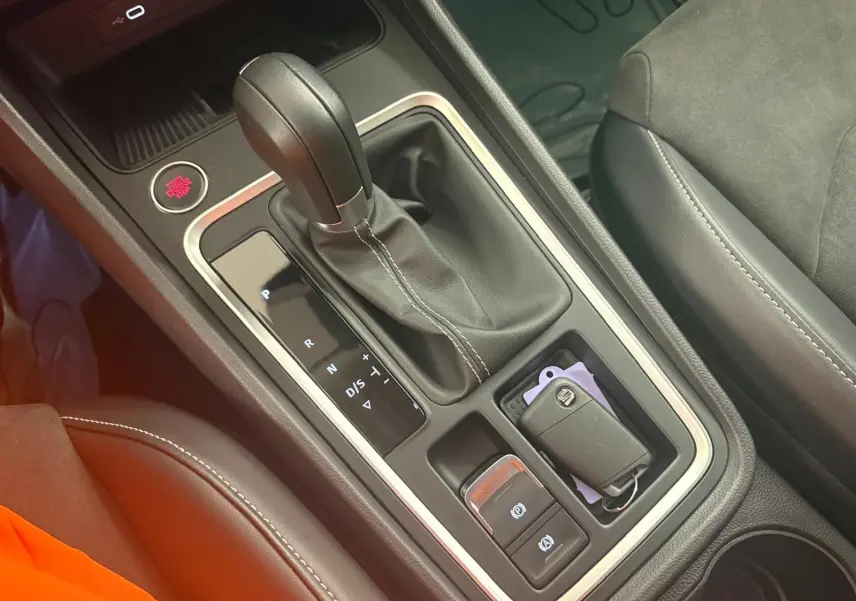 Vue rapprochée de la console centrale du SEAT Ateca 2025, montrant la boîte auto et la clé du véhicule.