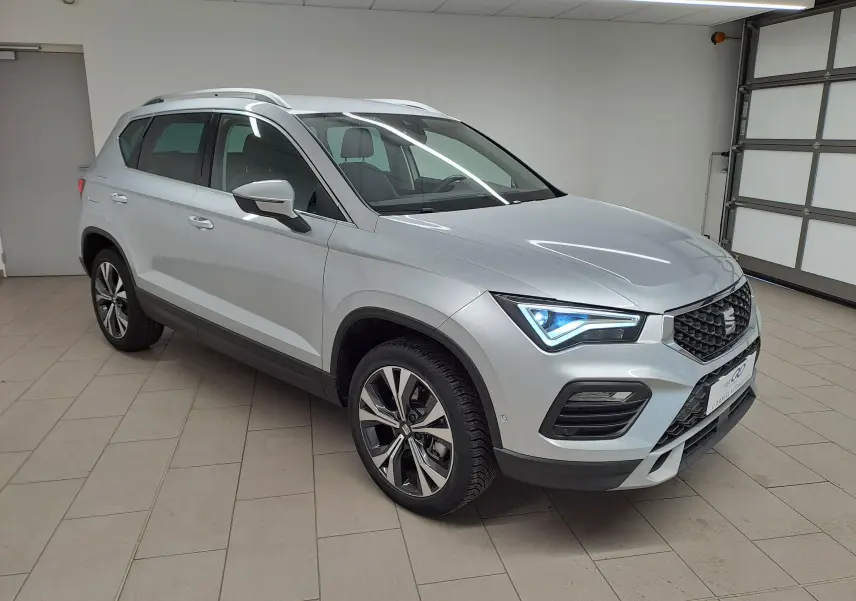 SEAT Ateca 2.0 TDI 150 DSG7 Copa en Argent Reflex, vue 3/4 avant droit, jantes alliage 18'' usinées et phares LED allumés.