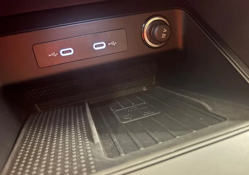 Gros plan sur la console centrale du SEAT Ateca 2025 montrant deux ports USB-C et une prise 12V noire.