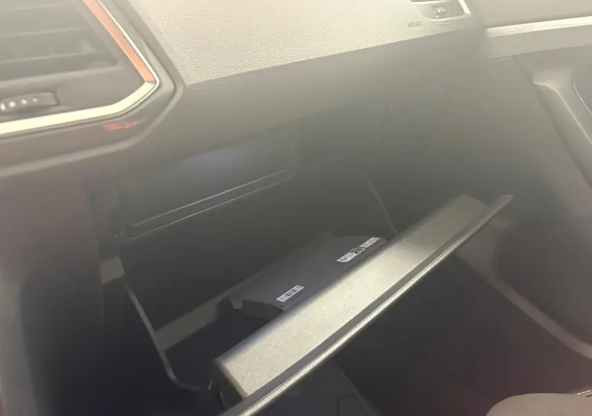 Intérieur du SEAT Ateca 2.0 TDI 150 DSG7 Copa, vue sur la boîte à gants ouverte côté passager.